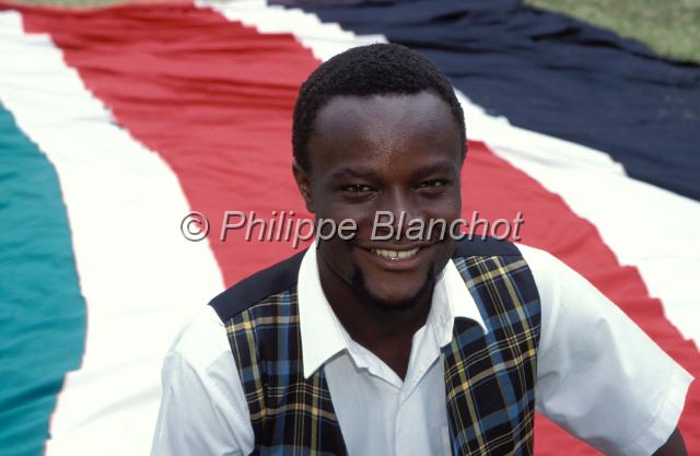 kenya 22.JPG - Homme devant le drapeau kenyanMombasaKenya